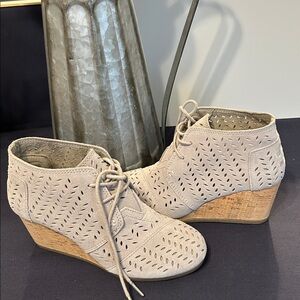 Toms Lace Up booties  Wedge heel Perforated suede Closed toe Spring boot EUC